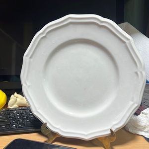 Preowned Scarborough 5-piece (4 Dinner Plates & 1 Chop Plate/Round Platter)